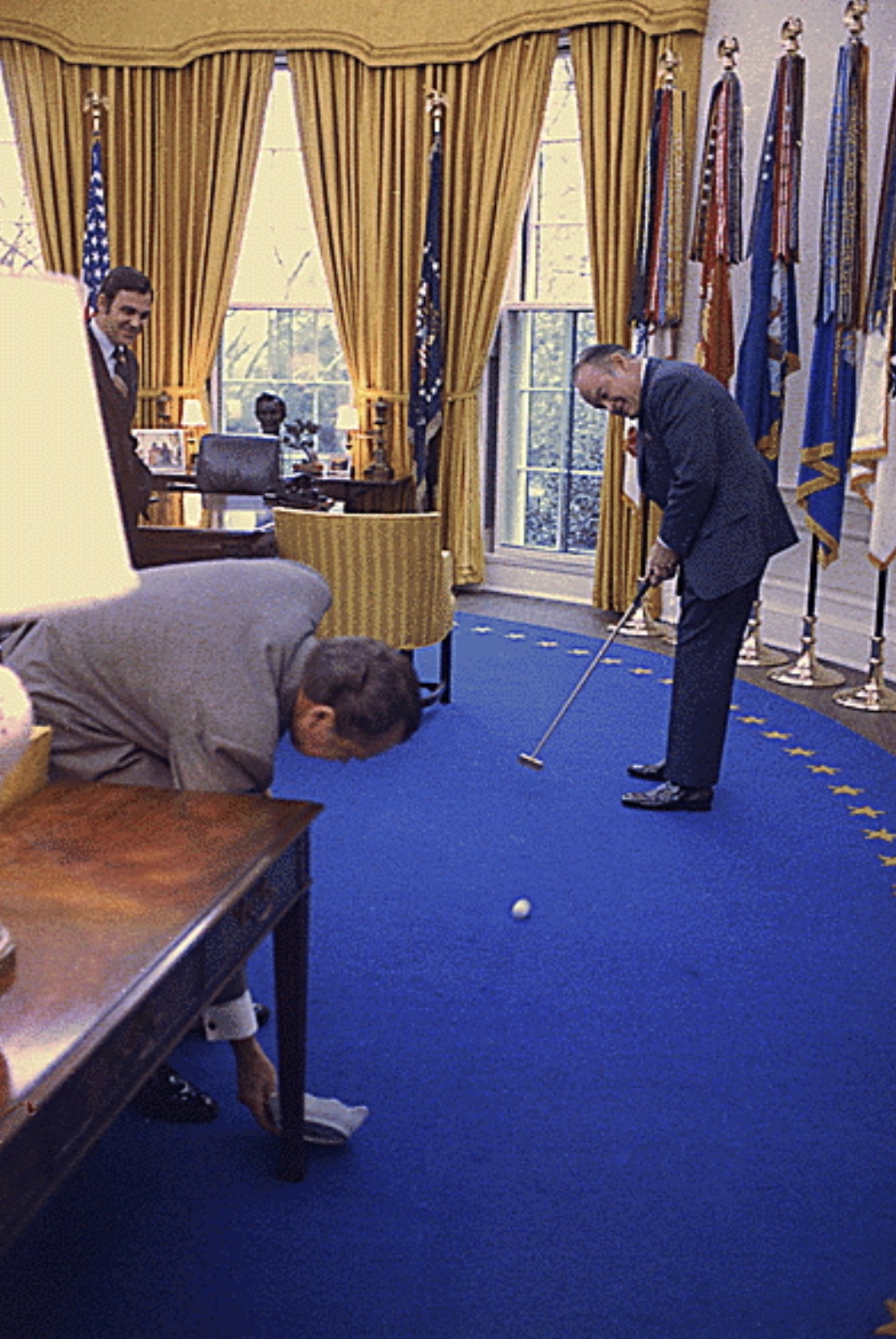 Hope putting a golf ball into an ashtray held by President Richard Nixon in the Oval Office. 
